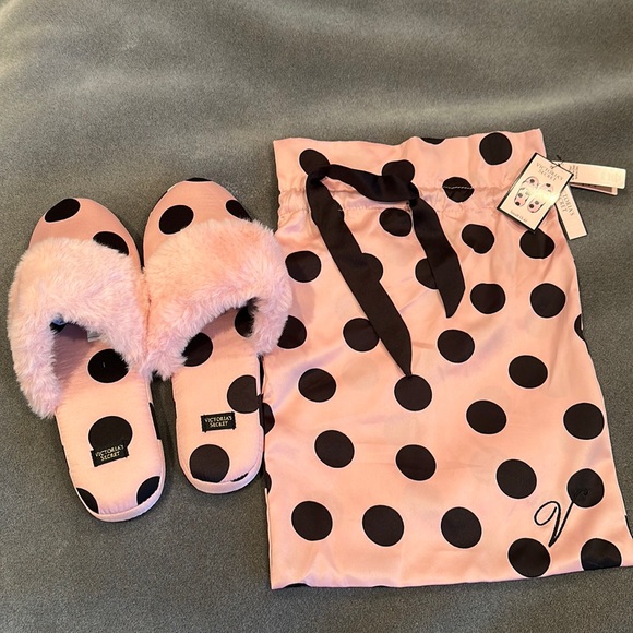 Victoria’s Secret polka dot slippers with sac bag - Picture 1 of 6